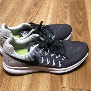 Nike’s Pegasus 33 Size 9 Women’s